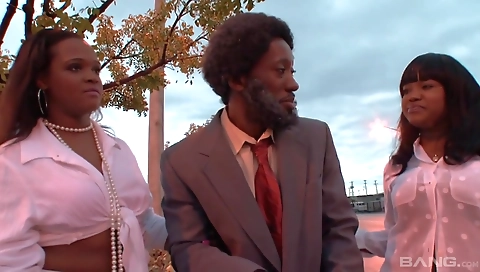 Milf gets a mouthful of pussy